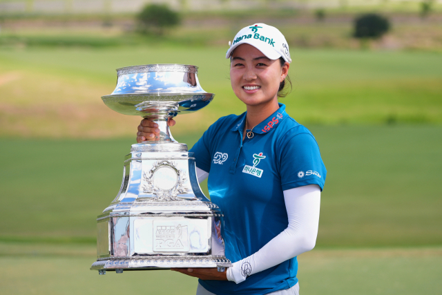 KPMG 여자 PGA 챔피언십 우승컵을 들고 있는 이민지. 연합뉴스