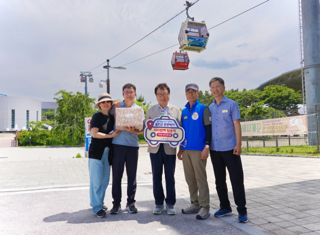 울진군 관광택시 500번째 탑승팀이 손병복(사진 가운데) 울진군수와 함께 기념사진을 찍고 있다. 울진군 제공