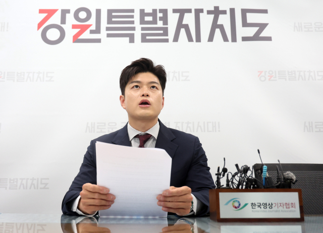 국민의힘 김용태 비상대책위원장이 23일 강원 춘천시 강원특별자치도청을 방문해 지역 기자단과 간담회를 열고 지역 현안에 관한 당의 정책과 견해를 밝히고 있다. 연합뉴스