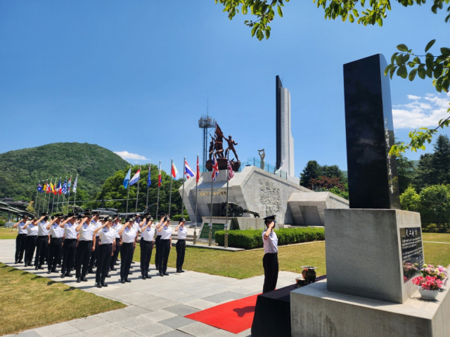 경운대학교 군사학과 재학생들이 칠곡군 다부동 전적기념관을 찾아 참배하고 있다. 경운대 제공