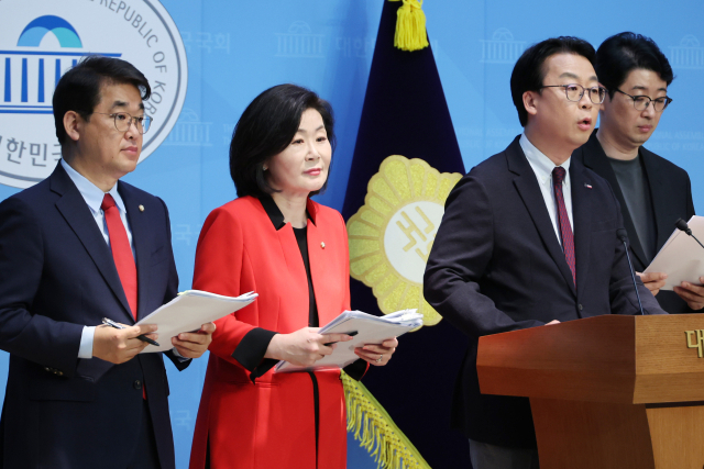 국민의힘 국무총리 인사청문특위 위원인 배준영·김희정·곽규택·주진우 의원이 23일 서울 여의도 국회 소통관에서 김민석 후보자의 자녀 특혜 의혹과 관련해 자진 사퇴를 촉구하는 기자회견을 하고 있다. 연합뉴스