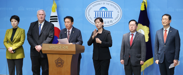 국민의힘 외교통일위원회 위원들이 23일 서울 여의도 국회 소통관에서 