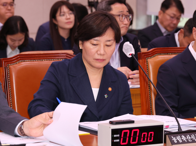장관 인선에서 유임된 송미령 농림축산식품부 장관이 23일 국회에서 열린 농림축산식품해양수산위원회 전체회의에 참석해 있다. 연합뉴스
