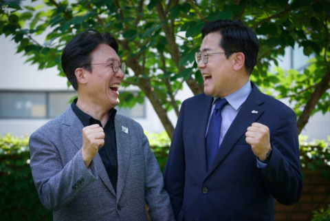 박찬대·김민석 '활짝 웃으며 포옹' 