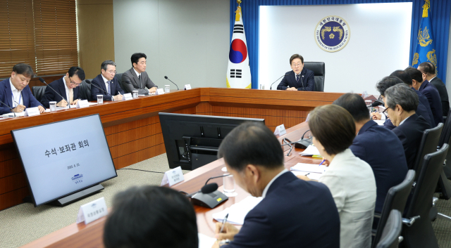 이재명 대통령이 23일 용산 대통령실에서 제1차 수석보좌관회의를 주재하고 있다. 연합뉴스