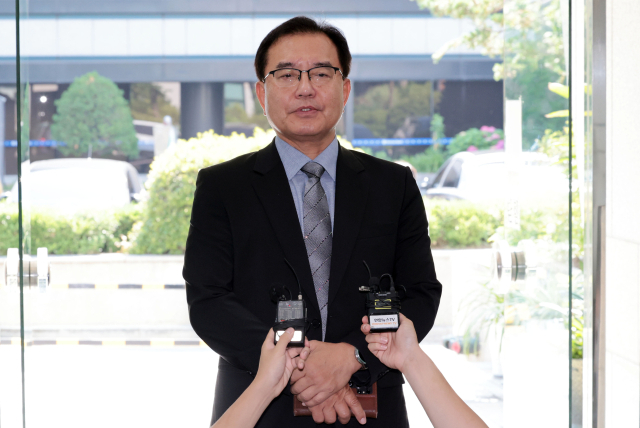 순직 해병 수사 방해 의혹 사건을 수사하는 이명현 특별검사가 23일 서울 서초구 사무실로 출근하며 취재진 질문에 답하고 있다. 연합뉴스