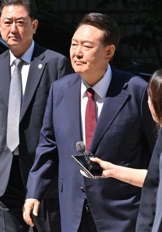 윤석열 전 대통령이 23일 서울 서초구 서울중앙지방법원에서 열린 내란 우두머리 혐의·직권남용 권리행사 방해 혐의 사건 8차 공판에 출석하고 있다. 연합뉴스
