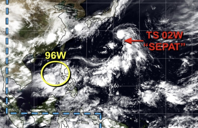 미국 합동태풍경보센터(JTWC, Joint Typhoon Warning Center)가 감시 중인 96W 열대요란(왼쪽 노란 원). 오른쪽은 2호 태풍 스팟. JTWC 홈페이지