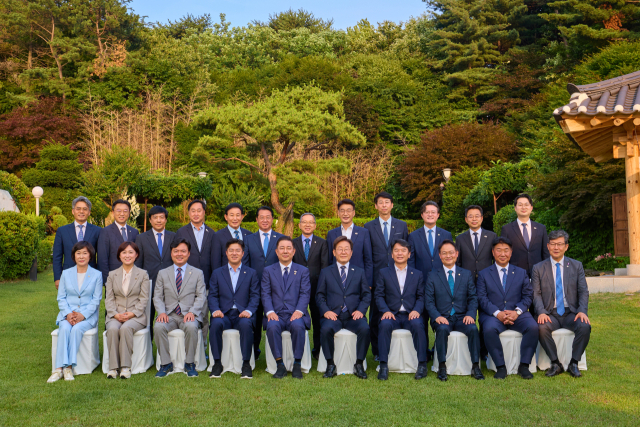 이재명 대통령이 23일 한남동 관저에서 더불어민주당 원내지도부와 만찬에 앞서 기념촬영을 하고 있다. 연합뉴스