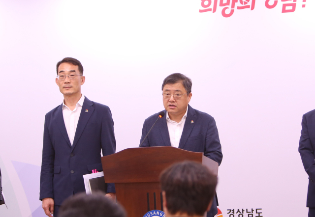 박명균 경남도 행정부지사가 23일 도청 프레스센터에서 마창대교 국제중재 판정 결과에 대해 브리핑을 하고 있다. [사진=경남도]