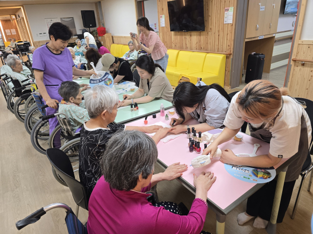 1일 예수마을노인요양원에서 대구보건대학교 적십자봉사회가 어르신들을 대상으로 네일아트 봉사를 진행하고 있다. 대구보건대 제공