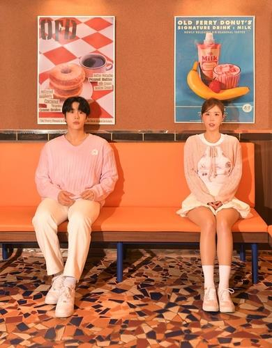 내년 결혼하는 코요태 신지(오른쪽)와 가수 문원. 제이지스타 제공