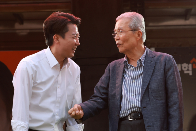 김종인 전 국민의힘 비상대책위원장이 28일 서울 강남구 코엑스 동문에서 열린 개혁신당 이준석 후보의 집중유세 현장을 찾아 이 후보를 격려하고 있다. 연합뉴스