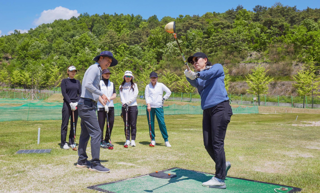 영진전문대 파크골프경영과 실습 수업 모습. 영진진문대 제공