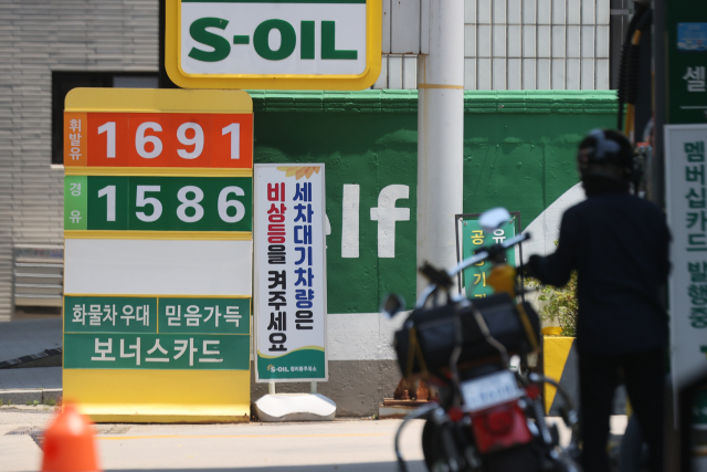 미국의 이란 핵시설 공습 여파로 대표적인 원유 수송로인 호르무즈 해협 봉쇄 우려에 국제유가가 상승했다. 23일 뉴욕상업거래소에서 서부텍사스산원유(WTI) 선물 가격은 이날 전장보다 2%가량 오른 배럴당 75달러대에서 거래되고 있다. 이날 장 중에는 전장 대비 6% 넘게 뛴 배럴당 78.4달러까지 오르기도 했다. 사진은 이날 서울 시내 주유소 모습. 연합뉴스