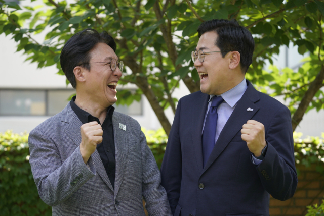 당 대표 선거 출마를 선언한 더불어민주당 박찬대 의원이 인사청문회를 하루 앞둔 23일 김민석 국무총리 후보자와 회동해 기념촬영을 하고 있다. 연합뉴스