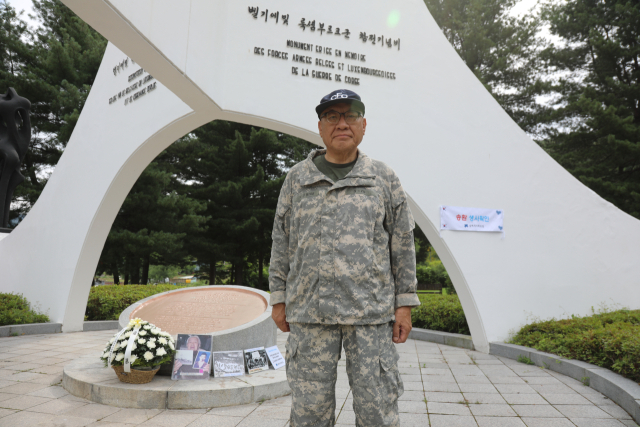 24일 오전 경기 동두천시 벨기에·룩셈부르크 참전 기념탑에서 최성룡 납북자가족모임 대표가 한국전쟁 75주년을 맞아 참배하고 있다. 연합뉴스