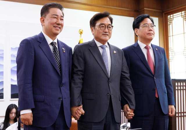 우원식 국회의장과 여야 원내대표들이 24일 국회에서 추가경정예산안 처리를 위한 본회의 개최 일정과 상임위원장 재배분 문제 등을 논의하기 위해 회동하고 있다. 왼쪽부터 더불어민주당 김병기 당 대표 직무대행 겸 원내대표, 우원식 국회의장, 국민의힘 송언석 원내대표. 연합뉴스
