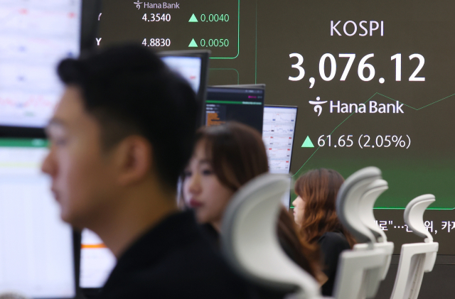 코스피가 이스라엘과 이란의 완전한 휴전 합의 소식에 힘입어 24일 3,060대에서 강세 출발한 24일 서울 중구 하나은행 딜링룸 현황판에 코스피 지수 등이 표시되고 있다. 이날 오전 9시 2분 현재 코스피 지수는 전장보다 55.04포인트 오른 3,069.51을 나타냈다. 같은 시각 코스닥 지수는 전장보다 13.43포인트 오른 798.22다. 연합뉴스