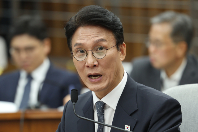 김민석 국무총리 후보자가 24일 서울 여의도 국회에서 열린 인사청문회에서 의원질의에 답변하고 있다. 연합뉴스