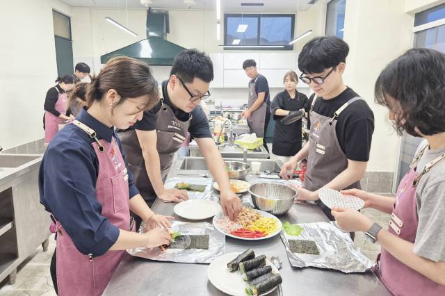 청송 미혼 남녀들이 함께 요리를 만드는 모습. 청송군 제공