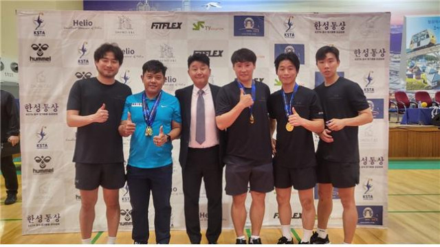 왼쪽부터 천동령 선수, 수크리펌씁 코치, 민승기 전무, 신추광 선수, 오대양 선수, 이승우 선수. 대구시체육회 제공