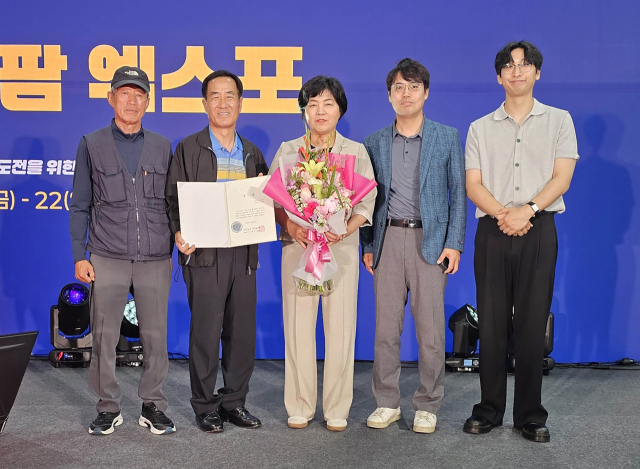 우수 지자체상을 수상한 영주지역 농업인 단체회원들과 시 농업기술센터 관계자들이 기념 사진을 촬영했다. 영주시 제공