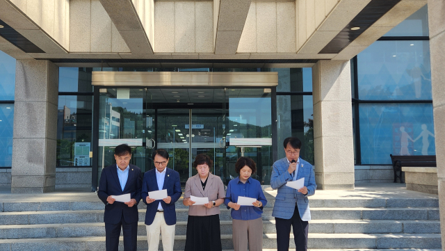 더불어민주당 구미시의원들이 지난 23일 구미시의회 본회의에 앞서 기자회견을 열고 안주찬 구미시의원 징계안에 대해 