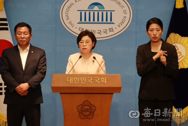 영일만대교 건설예산 전액 삭감과 관련해 이상휘(사진 왼쪽), 김정재(가운데) 국회의원이 21일 조속한 건설 착공을 촉구하는 성명서를 낭독하고 있다. 김정재 의원실 제공