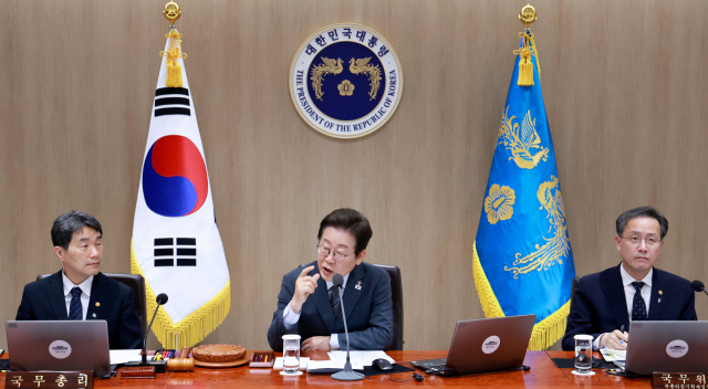 이재명 대통령이 24일 서울 용산 대통령실 청사에서 열린 국무회의를 주재하며 발언하고 있다. 연합뉴스