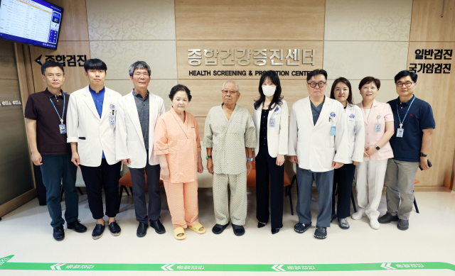 구미차병원 의료진들이 건강검진에 앞서 국가유공자 및 유가족과 단체사진을 촬영하고 있다. 구미차병원 제공