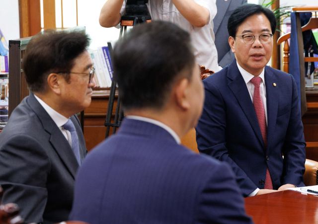 국민의힘 송언석 원내대표가 24일 국회에서 추가경정예산안 처리를 위한 본회의 개최 일정과 상임위원장 재배분 문제 등을 논의하기 위해 열린 우원식 국회의장과의 여야 원내대표단 회동에 참석해 발언하고 있다. 연합뉴스