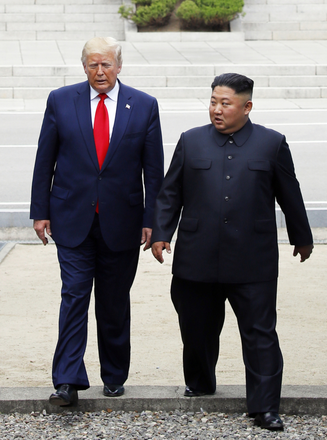 도널드 트럼프 미국 대통령과 북한 김정은 국무위원장이 2019년 판문점 군사분계선에서 만난 모습. 연합뉴스