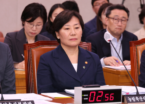 송미령 농림부 장관 유임에 여야·농업계 당혹…