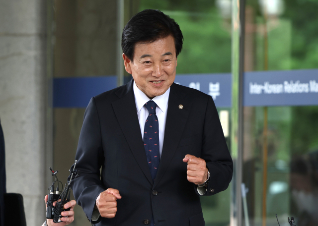 정동영 통일부 장관 후보자가 24일 서울 종로구 남북관계관리단에 마련된 인사청문회 준비사무실로 들어서고 있다. 연합뉴스