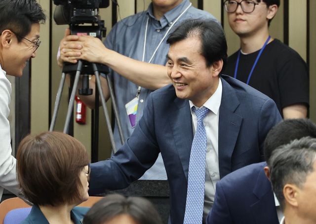 안규백 국방부 장관 후보자가 24일 서울 여의도 국회에서 열린 더불어민주당 의원총회에 참석하고 있다. 연합뉴스