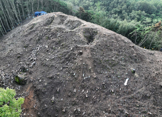무덤 곳곳에 도굴의 흔적으로 보이는 구덩이가 남아있는 모습. 대동문화유산연구원 제공.