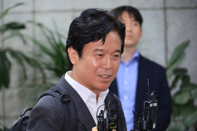 김영훈 고용노동부 장관 후보자가 24일 인사청문회 준비 사무실이 위치한 서울 중구 서울지방고용노동청으로 들어서며 취재진의 질문에 답하고 있다. 연합뉴스