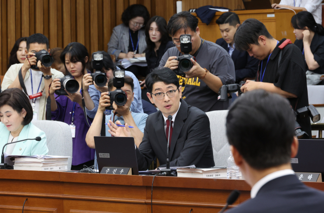 김민석 국무총리 후보자가 24일 서울 여의도 국회에서 열린 인사청문회에서 국민의힘 주진우 의원의 질문을 듣고 있다. 연합뉴스