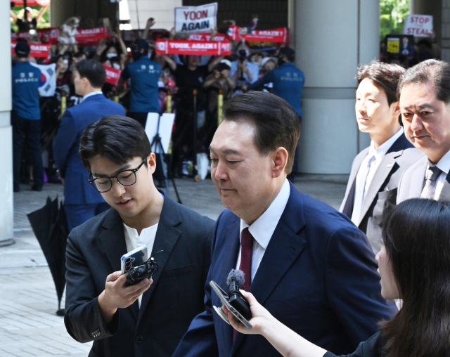 윤석열 전 대통령이 23일 서울 서초구 서울중앙지방법원에서 열린 내란 우두머리 혐의·직권남용 권리행사 방해 혐의 사건 8차 공판에 출석하고 있다. 연합뉴스