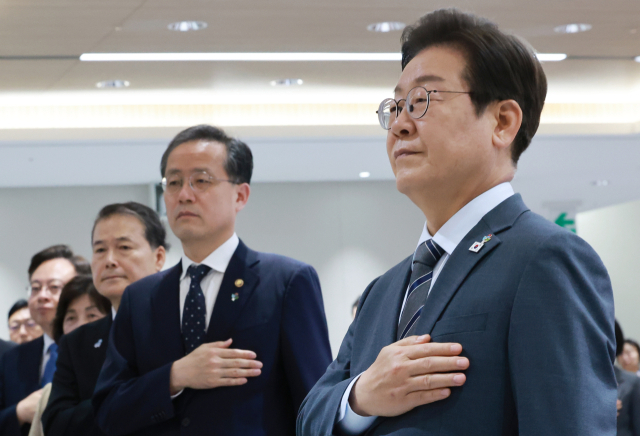 이재명 대통령이 24일 서울 용산 대통령실 청사에서 열린 국무회의에서 국기에 경례를 하고 있다. 연합뉴스