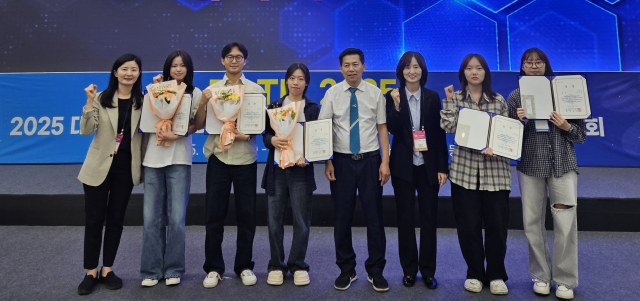 22일 대구 엑스코 동관에서 열린 DDTIX 2025 대구광역시 치과기공사회 국제학술대회 및 기자재 전시회의 부대행사로 진행된 영남권 학생실기경진대회에서 대구보건대 치기공학과 학생들이 수상의 성과를 거두고 기념촬영을 하고 있다. 대구보건대 제공