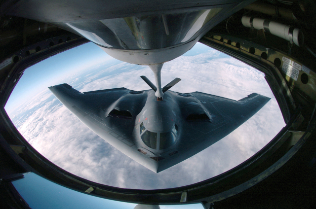 B-2 스피릿 다목적 스텔스 폭격기가 태평양 상공에서 KC-135 스트래토탱커 공중급유기와 함께 공중급유 작전을 수행하고 있다. AFP·연합뉴스