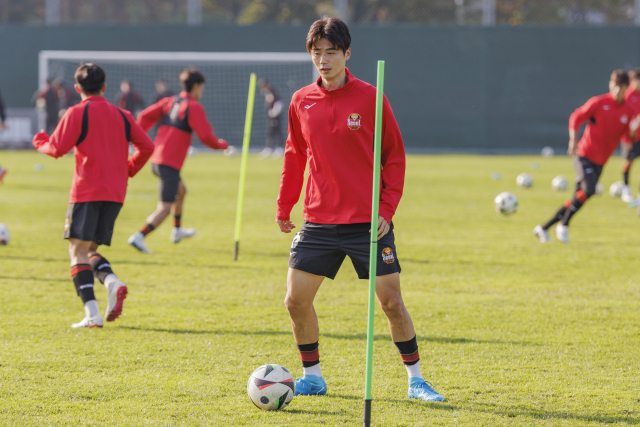 K리그1 상위 스플릿에서 순위 경쟁 중인 FC 서울의 기성용이 30일 오후 경기 구리시 GS챔피언스파크에서 열린 훈련에서 동료들과 패스 연습을 하고 있다. 연합뉴스