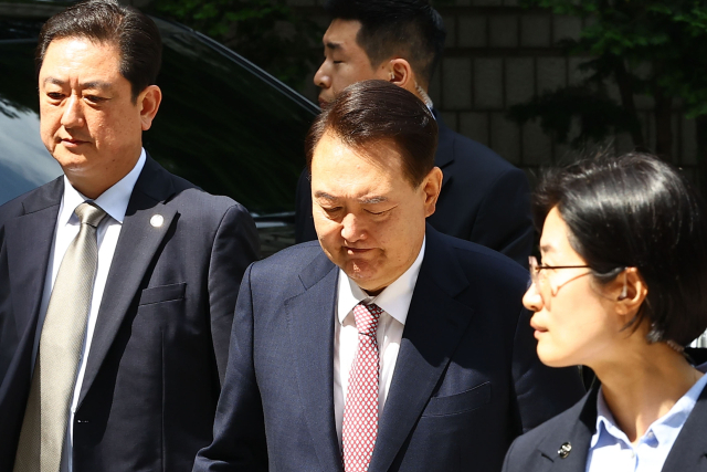 윤석열 전 대통령이 9일 서울 서초구 서울중앙지방법원에서 열린 내란 우두머리 혐의·직권남용 권리행사 방해 혐의 사건 6차 공판에 출석하고 있다. 연합뉴스