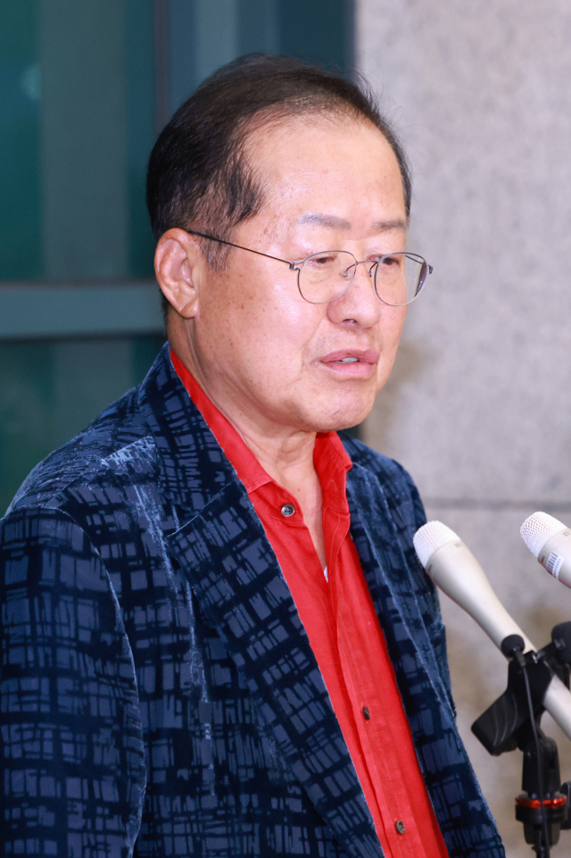 홍준표 전 대구시장이 17일 인천국제공항 제1여객터미널을 통해 귀국, 취재진과 인터뷰하고 있다. 홍 전 시장은 지난 4월 국민의힘 대선 후보 경선에서 패배한 뒤 탈당하고 미국 하와이에 머물렀다. 연합뉴스