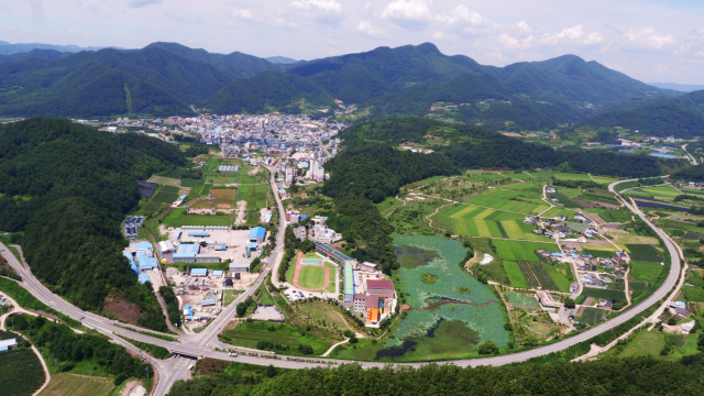 하늘에서 바라본 경북 영양군 도심지와 도로망의 모습. 영양군 제공