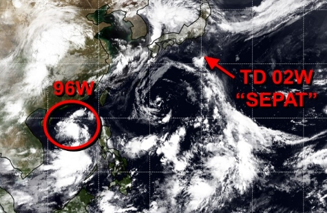 미국 합동태풍경보센터(JTWC, Joint Typhoon Warning Center) 지난 23일부터 감시해 온 필리핀 서쪽 해상 96W 열대요란(왼쪽 빨간 원)의 열대저기압 발달 가능성을 Low(낮음)에서 24일 Medium(중간)으로 높인 데 이어 25일 오전 High(높음)로 재차 상향했다. 96W 열대요란이 태풍으로 발달하면 
