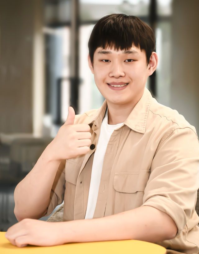 영진전문대 반도체전자계열 2학년 재학 중 대기업체에 조기 취업한 류재형 씨가 취업 소감을 밝히며포즈를 취한 모습. 영진전문대 제공