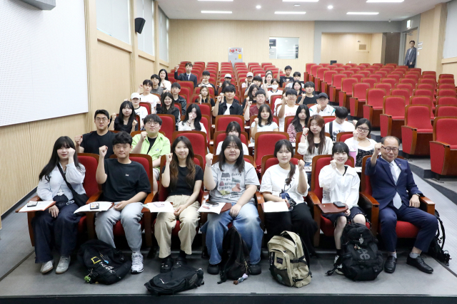 이재용 영남이공대 총장이 발대식에 참여한 학생들과 기념촬영을 하고 있다. 영남이공대 제공